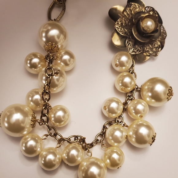 Pearl Flower Necklace - Picture 5 of 8